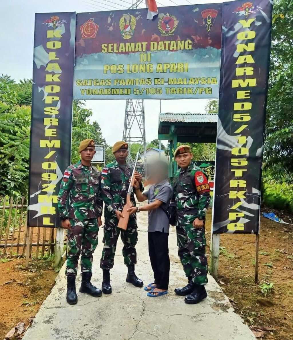 Serahkan Senpi Penabur  Kepada Satgas Pamtas  Yon Armed 5 Pancagiri  Warga Perbatasan Percaya Dengan TNI