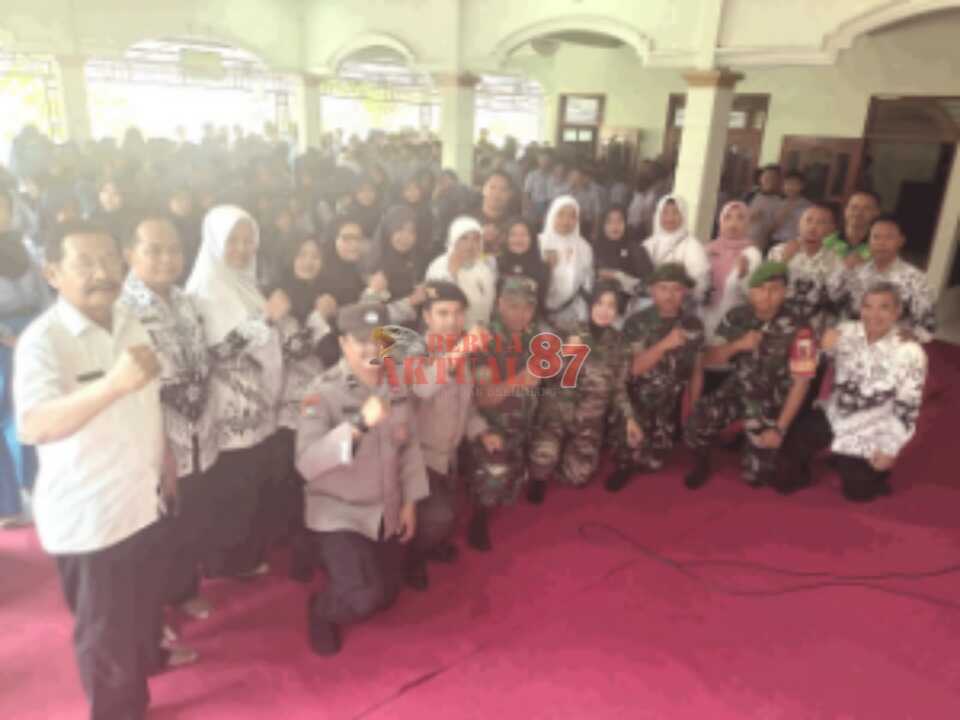 Sejumlah Anggota TNI-Polri Alumni SMPN 1 Siman Ponorogo Berikan Motivasi Kepada Para Adik Kelasnya