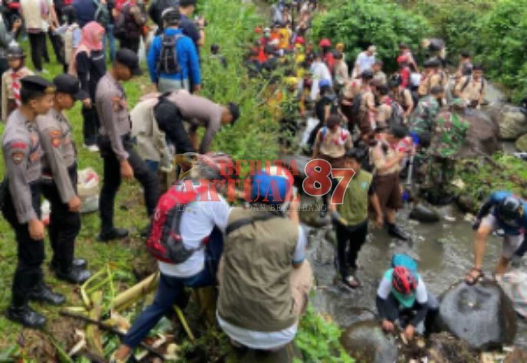 Polis Gotong Royong Bersihkan Sampah Kali Ciliwung