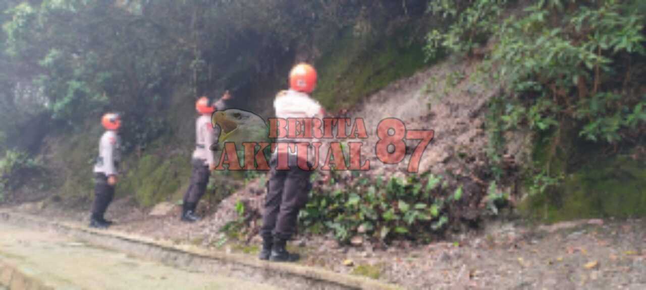 Sat BRIMOB POLDA JABAR, Cek Longsoran Tebing Gunung Tangkuban Perahu