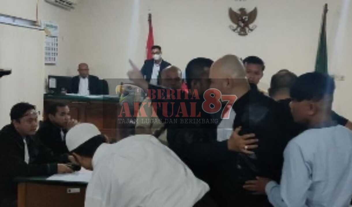 Ada Apa,,,!!!  Jaksa Tolak Hadirkan Saksi, Kericuhan Di Ruang Sidang Terjadi