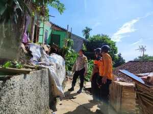 Kabid Humas Polda Jabar : Rumah Warga Alami Kerusakan Akibat Tertimpa Pohon Tumbang,  Bhabinkamtibmas  Lakukan Penanganan
