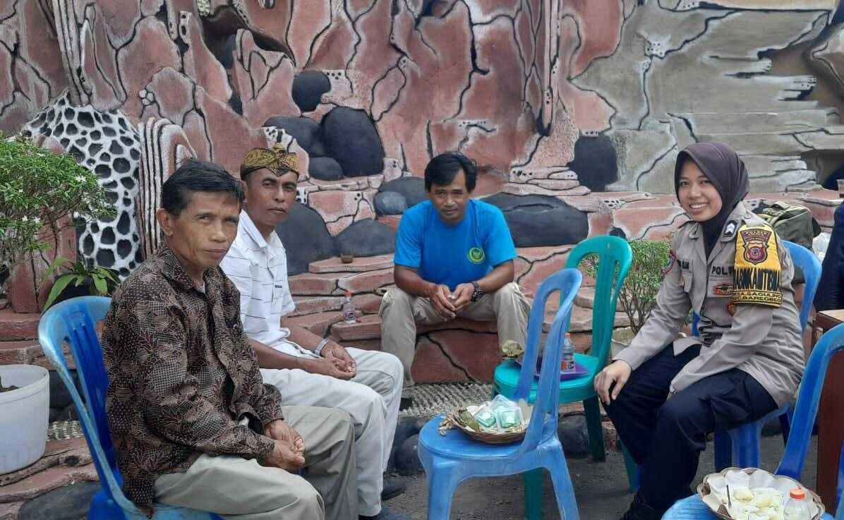 Kabid Humas Polda Jabar : Bhabinkamtibmas Desa Saguling Sambang ke Warga Beri Imbauan Antisipasi TPPO