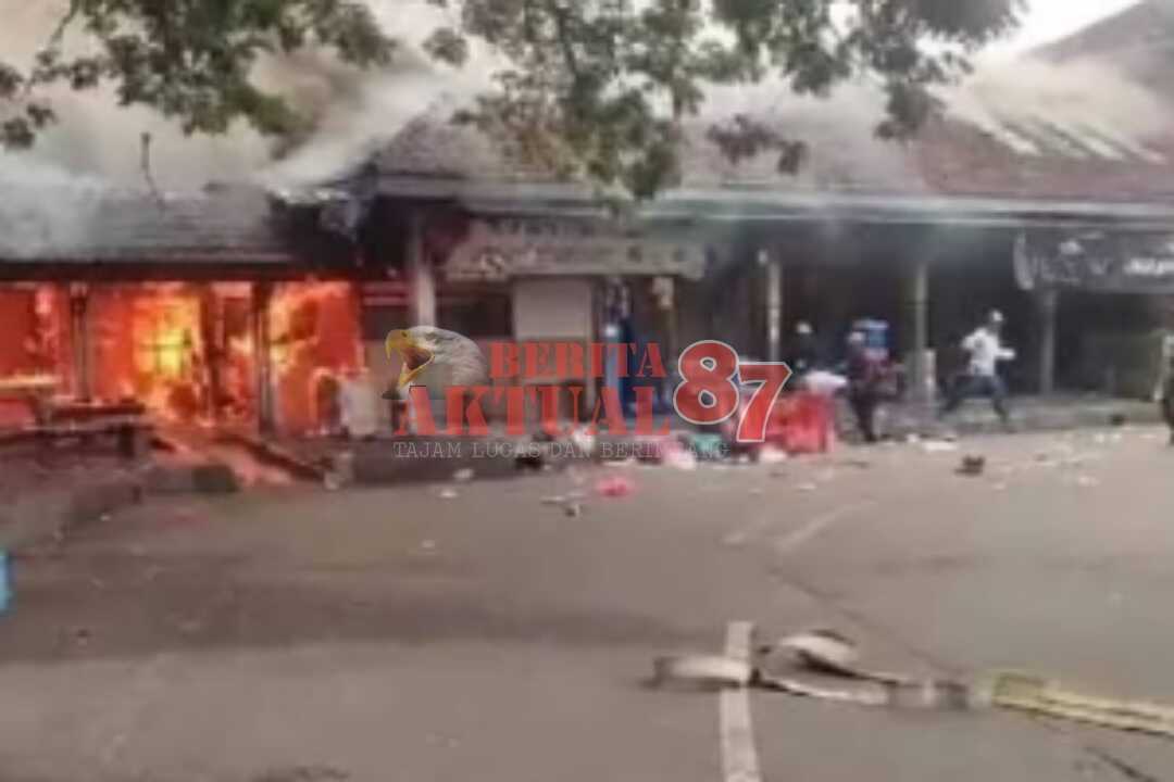 12 Bangunan Warung di Kawasan Terminal Leuwipanjang Ludes Terbakar