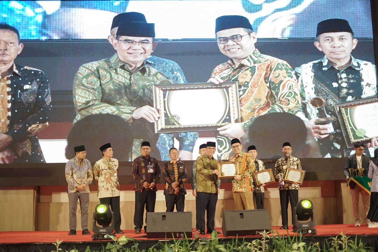 Aktif Dukung Pengelolaan Zakat di Daerah, Bupati Bandung Raih Anugerah BAZNAS Jabar Award 2024
