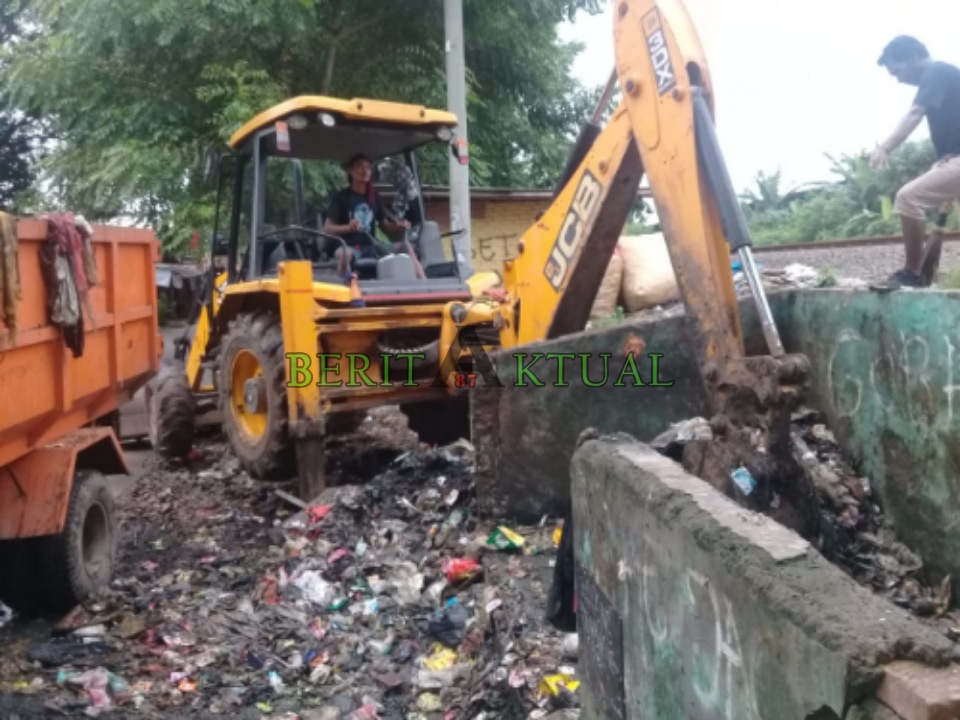 DLHK Karawang Bersihkan Sampah Di TPS Jatirasa