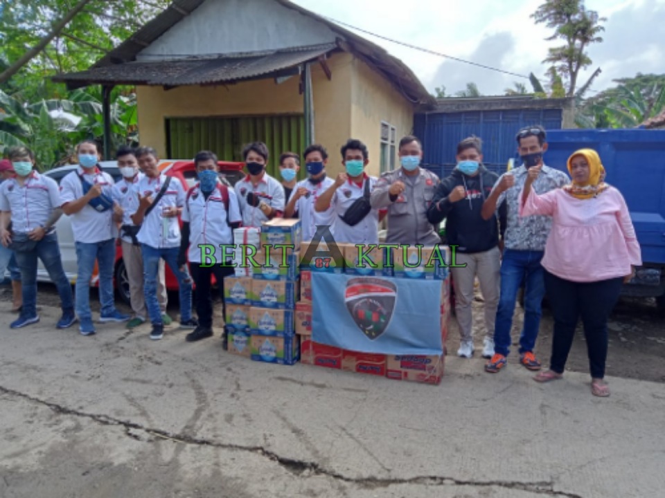 Komunitas Motor Riders Ninja Bekasi RNB Salurkan Bantuan Ke Warga Terdampak Banjir  Di Cikarang Timur