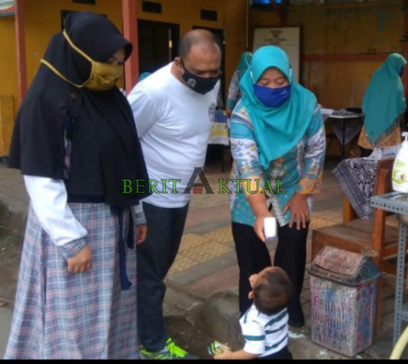 Sekretaris Kelurahan Binong, Kecamatan Batununggal Dampingi Kader Posyandu Melati RW.06 Dalam Hal PMT Dan Vit-A