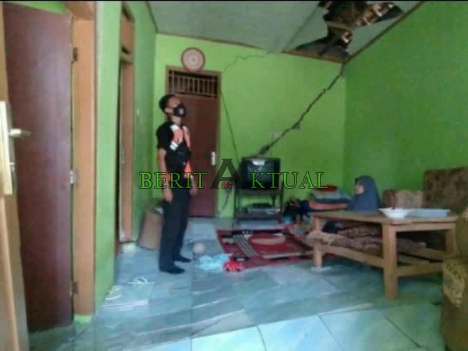 7 Rumah Rusak Di Bantargadung-Sukabumi Akibat Pergerakan Tanah