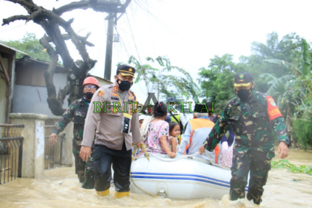 Kapolres Bersama Dandim Karawang Turun Langsung meninjau Lokasi Banjir