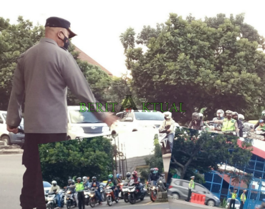 Nampak Anggota Polisi di Jalan Soekarno-Hatta Lebih Sibuk Atur Lalin Jelang Buka Puasa