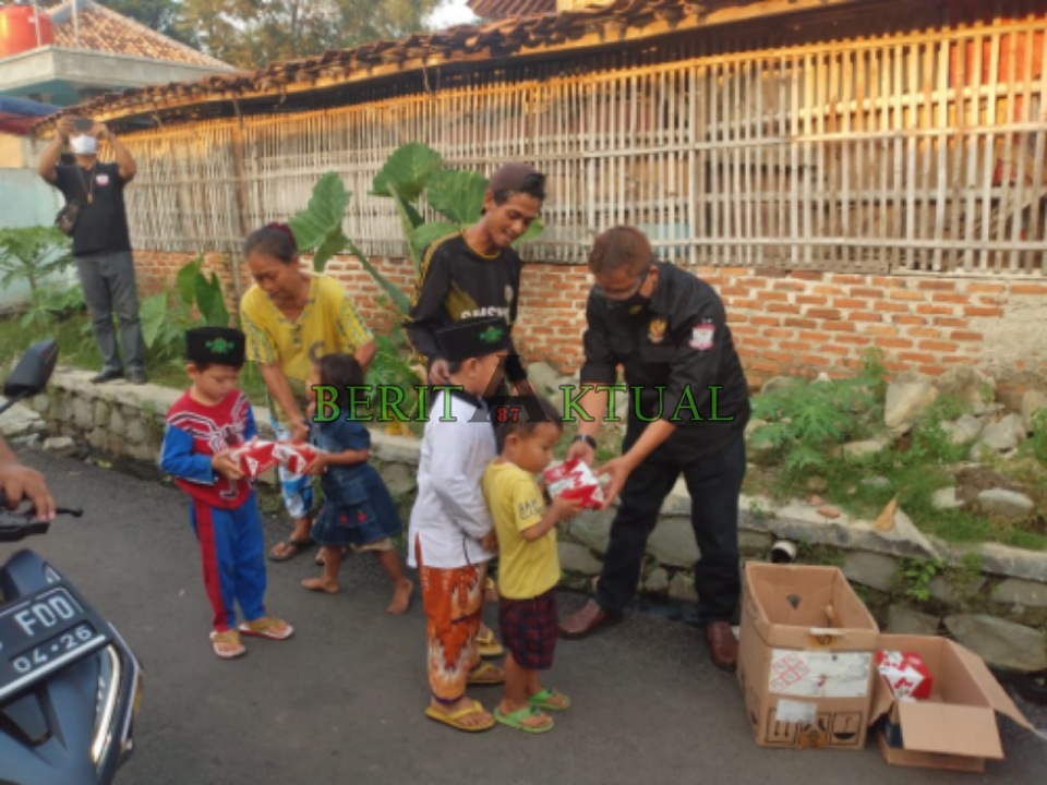 Berbagi Di Bulan Suci Ramadhan, LSM Garda Patriot DPD Kabupaten Bekasi Bagikan Ta'jil