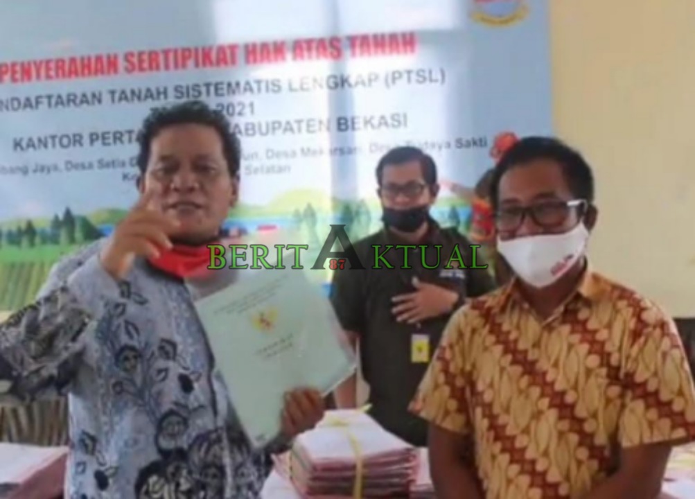 BPN Serahkan Kado lstimewa Secara Simbolis, SHM Program PTSL Kepada Masyarakat Melalui Jonly Nahumpun Selaku Perwakilan