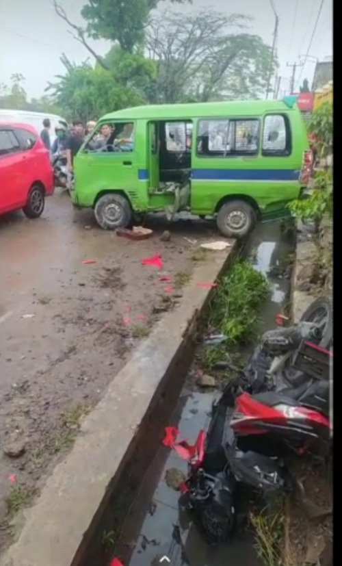 Sejumlah Pengendara Ditabrak Angkot Yang Ugal-Ugalan, Bahkan Ada Yang Meninggal Dunia