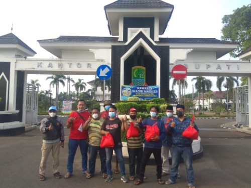 Kantor Hukum Arya Mandalika Tampar Pemda Karawang, Dengan Bagikan Ratusan Sembako Di Halaman Pemda