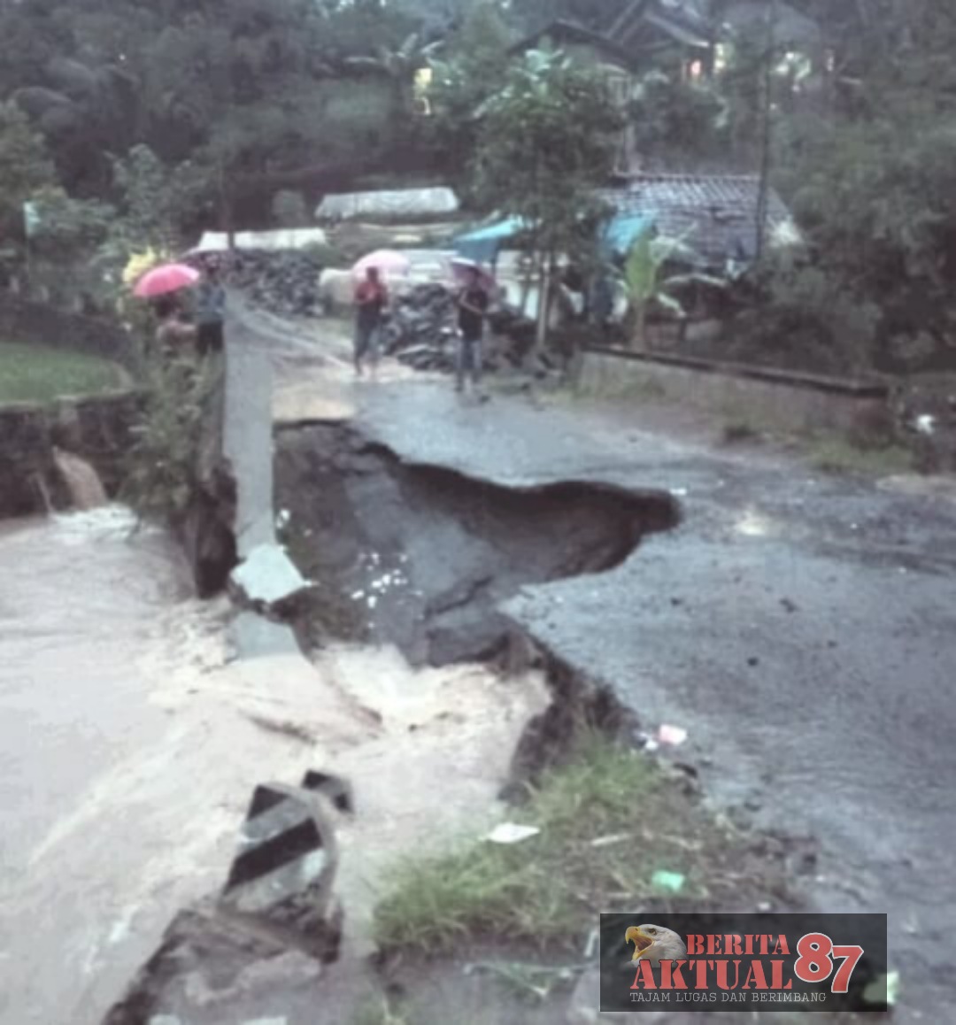 Jebol dan Rusak Parah Jembatan Cidarangdan Diterjang Derasnya Air Sungai