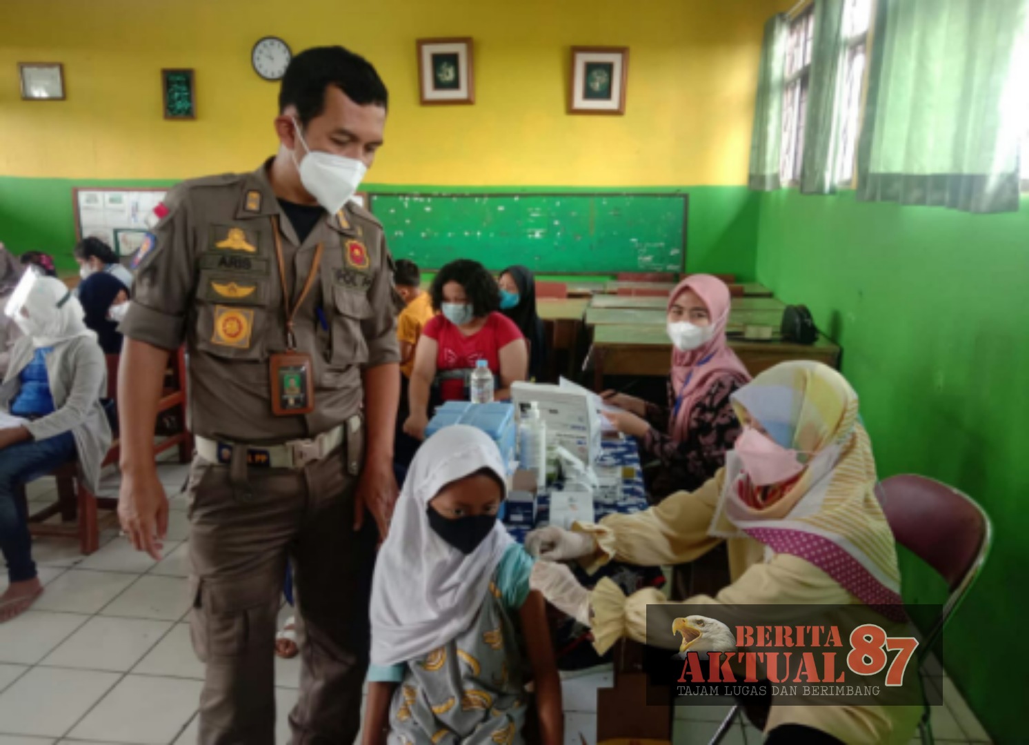 Vaksinasi Dilaksanakan SDN 263 Rancaloa Kota Bandung Terhadap Para Siswanya Yang Bekerjasama Dengan Puskesmas UPTD Cimakolan