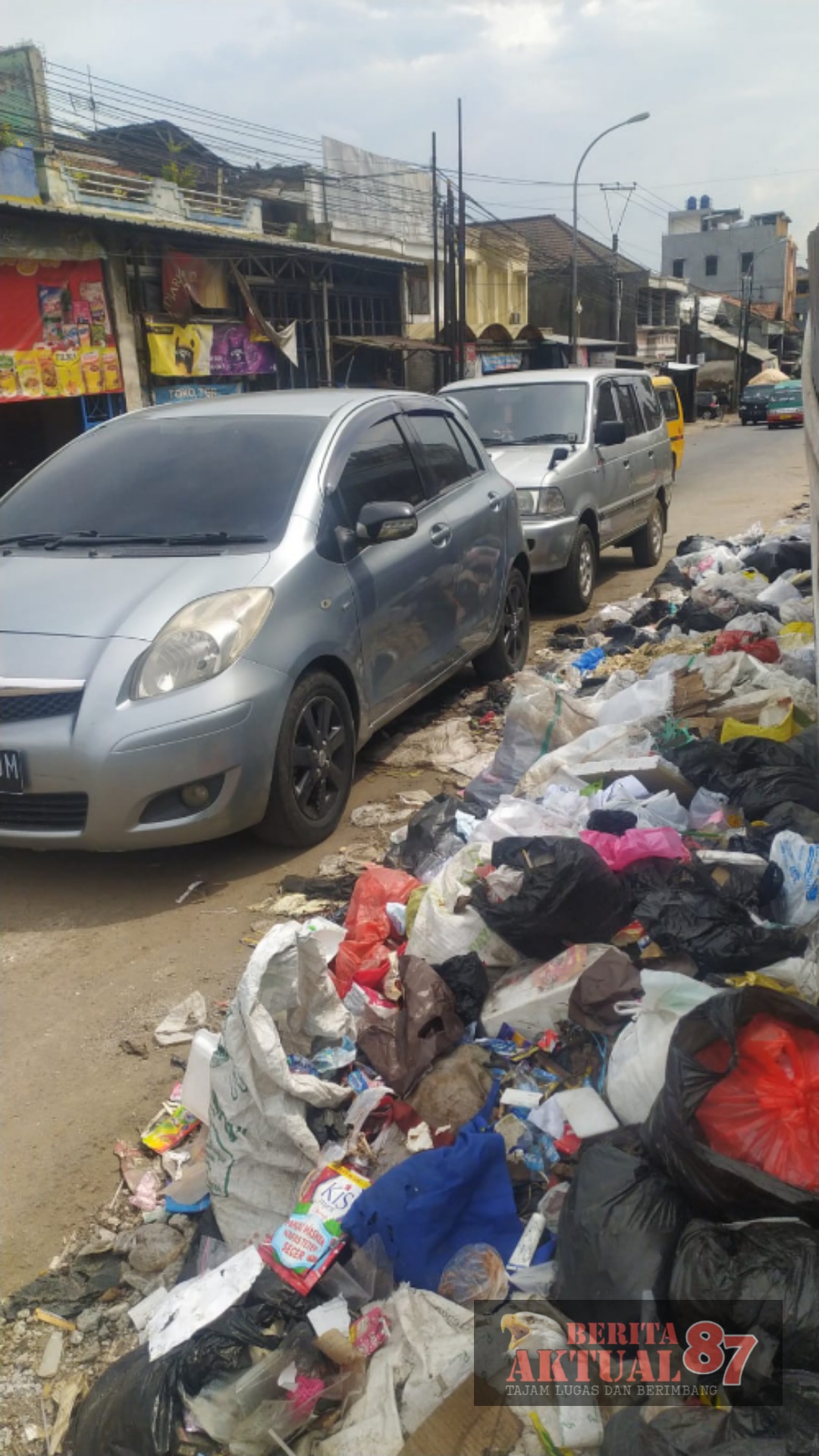 Pemandangan Yang Kurang Bagus Terhadap Penumpukan Sampah Yang Belum Juga Diangkut Pihak Atau Dinas Terkait