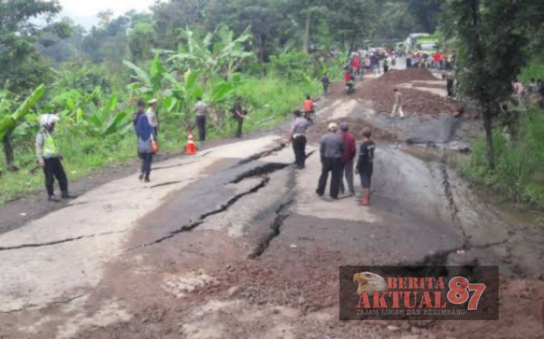 Polisi : Itu Hoaks Amblasnya Jalan Nasional Bandung - Cirebon Tepatnya Di Sumedang