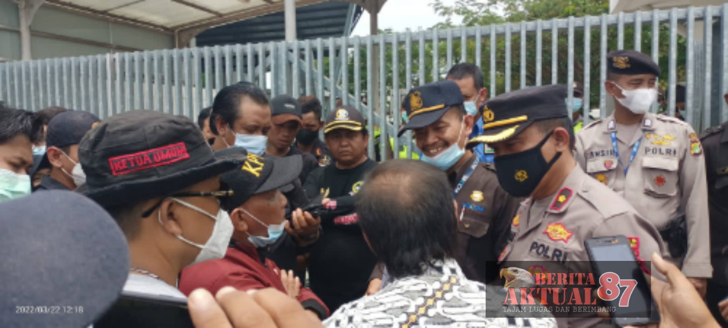 Kapolsek Teluk Jambe Timur Amankan Demo Gabungan Ormas Di PT Sharp