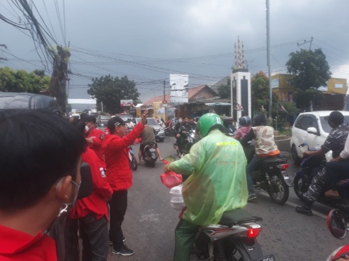 Paguyuban Maung Jagad Nusantara DPC Mustikajaya Berbagi Takjil Di Bulan Ramadhan