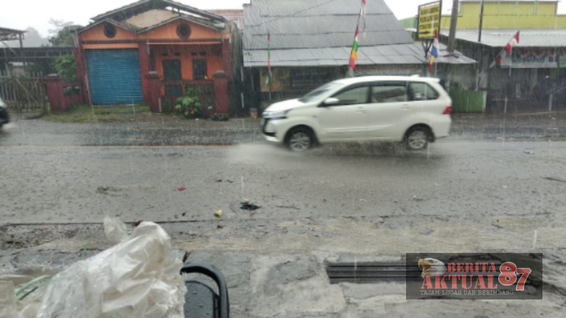 Genangan Air Di Jalur Provinsi Cianjur Bandung, Kecamatan Cipatat Diduga Karena Buruknya Drainase