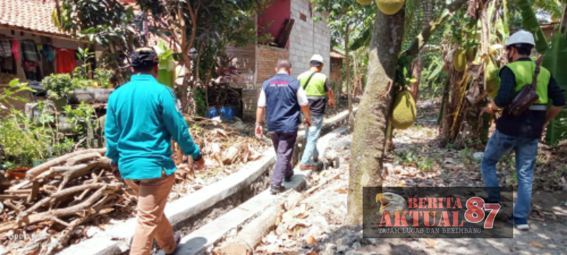 Nurchaidir Plt.Kadis Perkimtan Tinjau Langsung Kegiatan Pengerjaan Drainase