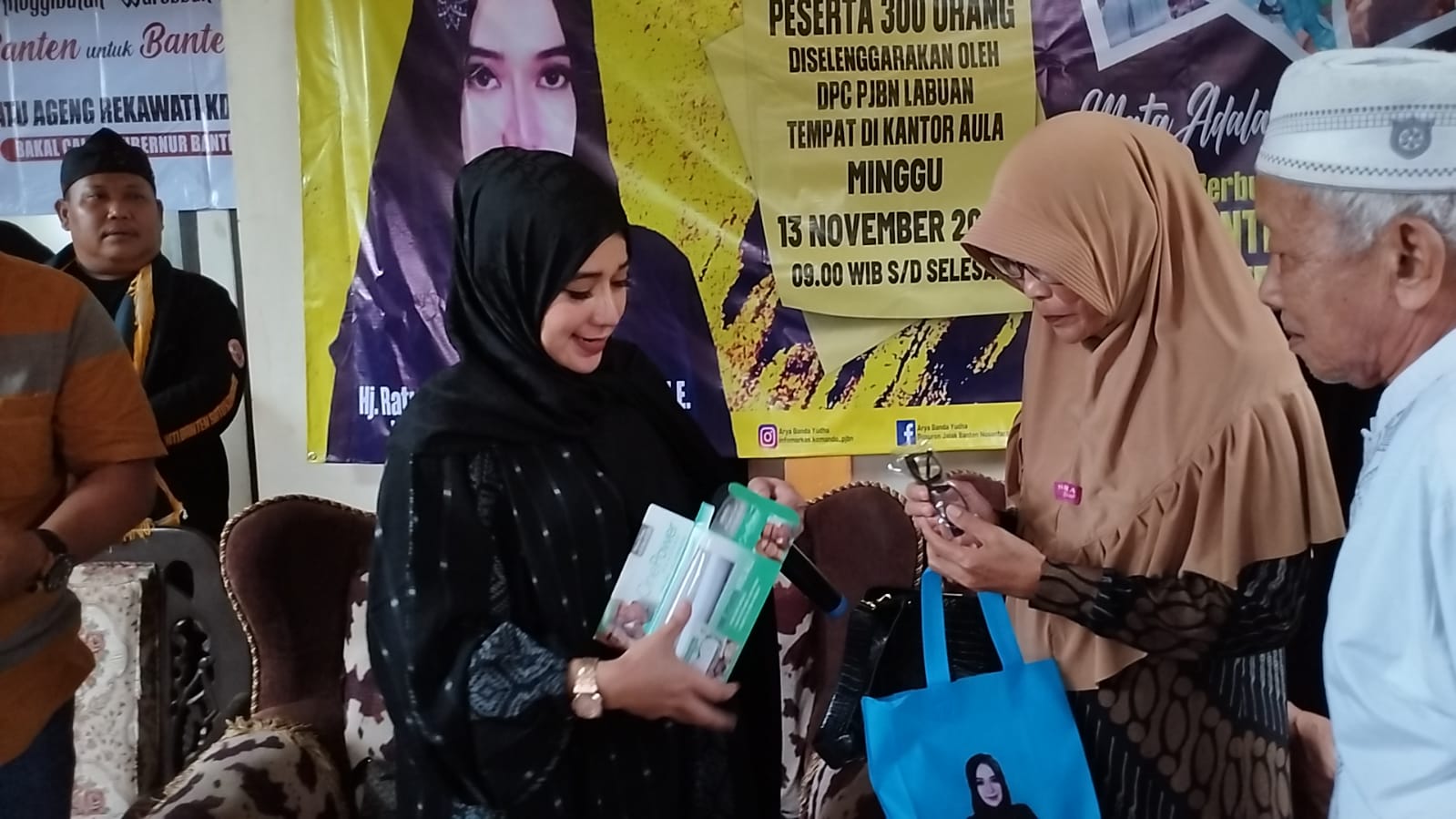 Ketua Harian DPP Paguron Jalak Banten Nusantara ( PJBN ) Hj. Ratu Reka Adakan Baksos Pengobatan Masal Jelang Pencalonan Dirinya Menjadi Cagub Banten